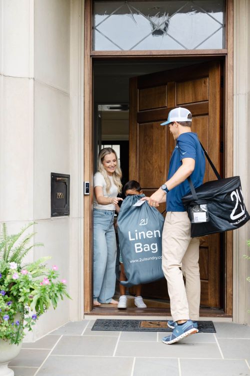 Laundry Delivery Service | Laundry Delivery Driver Dropping off First Laundry Delivery | 2ULaundry Delivery App